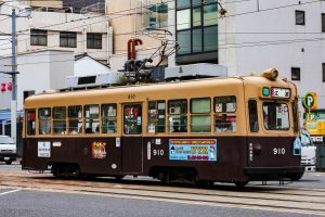 広島電鉄900形 910号 8号線江波行き 土橋付近にて 2014年07月撮影。