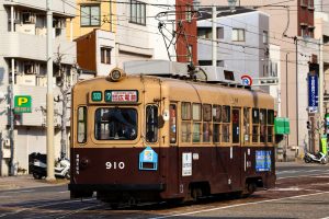 広島電鉄900形 910号 7号線広電前行き 広電本社前付近にて 2015年08月撮影。