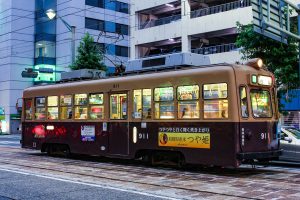 広島電鉄900形 911号 9号線白島行き 八丁堀付近にて 2014年07月撮影。