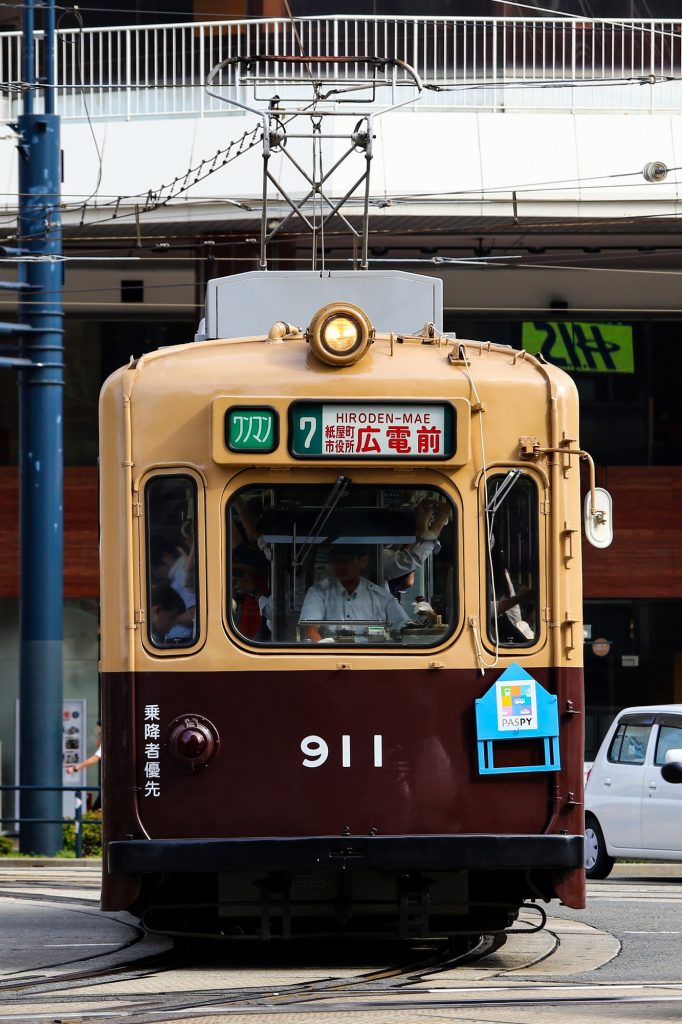 広島電鉄900形 911号 7号線広電前行き 紙屋町付近にて 2015年08月撮影。