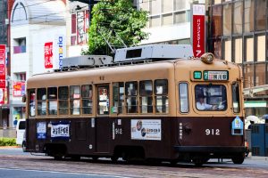 広島電鉄900形 912号 7号線横川駅行き 紙屋町付近にて 2015年08月撮影。