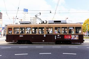 広島電鉄900形 913号 の側面 2016年03月撮影。