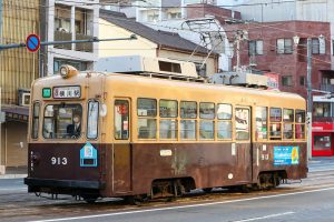 広島電鉄900形 912号 7号線横川駅行き 紙屋町付近にて 2015年08月撮影。