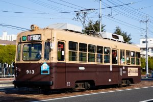 広島電鉄900形 913号 8号線江波行き 江波付近にて 2021年01月撮影。