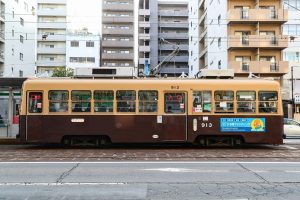 広島電鉄900形 913号 の側面 2021年01月撮影。
