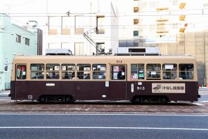 広島電鉄900形 913号 の側面 2021年01月撮影。