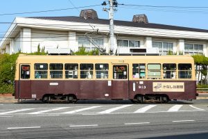 広島電鉄900形 913号 の側面 2021年03月撮影。