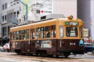 広島電鉄900形 914号 9号線白島行き 八丁堀付近にて 2014年03月撮影。