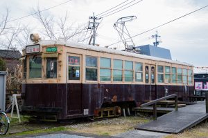 日南線 串間駅前にある広島電鉄750形769号の保存車。