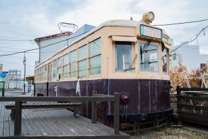 日南線 串間駅前にある広島電鉄750形769号の保存車。