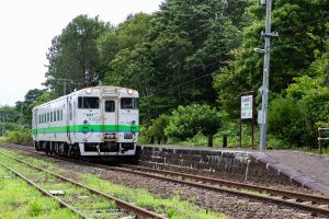 JR北海道･函館本線 渡島沼尻駅の上りホームとキハ40 837（北海道茅部郡森町）