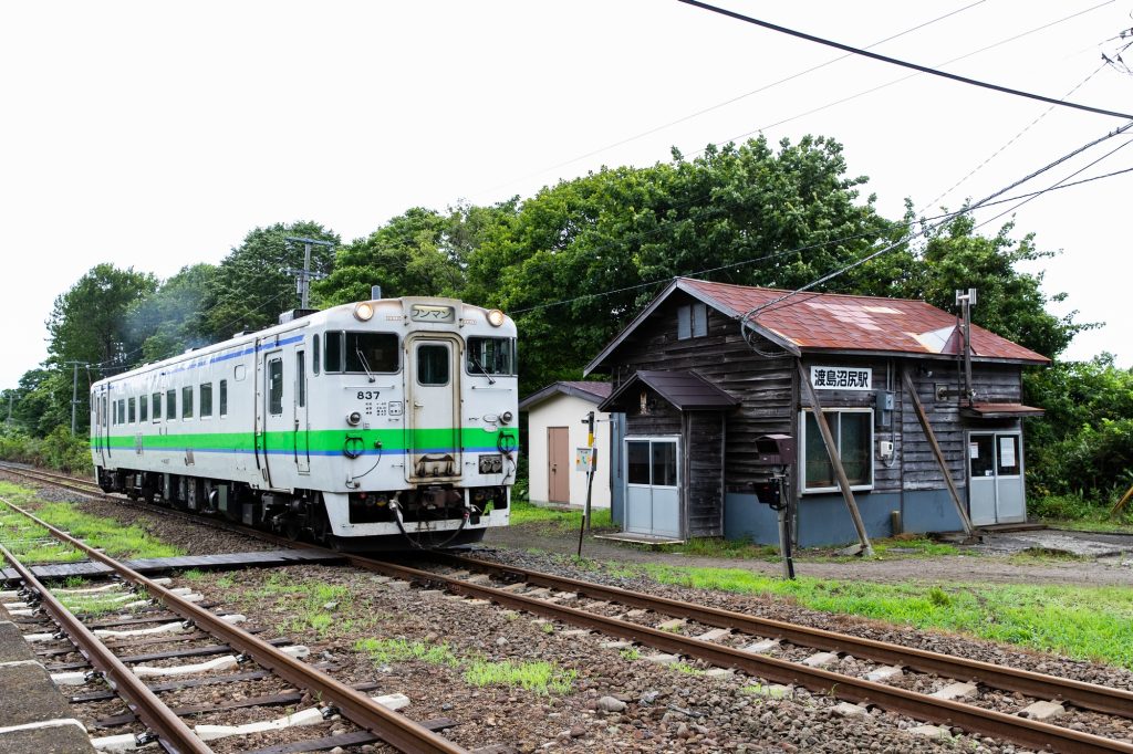 JR北海道･函館本線 渡島沼尻駅の駅舎とキハ40 837（北海道茅部郡森町）