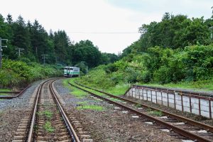 JR北海道･函館本線 渡島沼尻駅の下りホームとキハ40 837（北海道茅部郡森町）