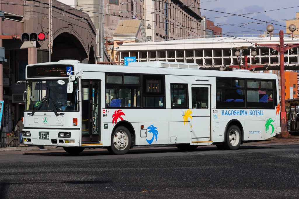 鹿児島交通 西工96MC (KL-JP252NAN改･鹿児島200 か 1918･元西東京バス)の公式側画像。2025年1月撮影。