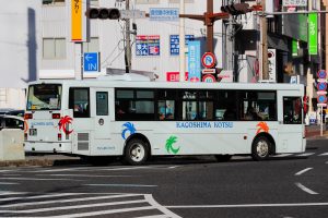 鹿児島交通 西工96MC (KL-JP252NAN改･鹿児島200 か 2032･元関東バス)の非公式側。2025年1月撮影。