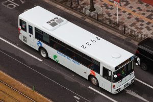 鹿児島交通 西工96MC (KL-JP252NAN改･鹿児島200 か 2032･元関東バス)の屋根。2025年1月撮影。