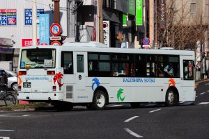 鹿児島交通 西工96MC (KL-JP252NAN改･鹿児島200 か 2032･元関東バス)の非公式側。2025年1月撮影。