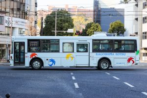 鹿児島交通 西工96MC (KL-JP252NAN改･鹿児島200 か 2037･元東急バス)の公式側面。2025年1月撮影。