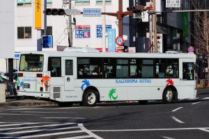 鹿児島交通 西工96MC (KL-JP252NAN改･鹿児島200 か 2037･元東急バス)の非公式側。2025年1月撮影。