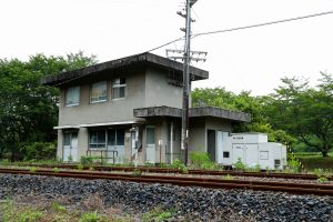 JR美祢線・鴨ノ庄信号場の信号扱所（山口県山陽小野田市）