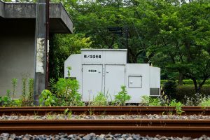 JR美祢線・鴨ノ庄信号場の信号扱所横にある発電設備（山口県山陽小野田市）