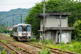 JR美祢線・鴨ノ庄信号場を通過する美祢線キハ120（山口県山陽小野田市）