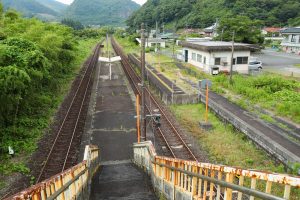 JR美祢線・南大嶺駅のホーム全景（山口県美祢市）