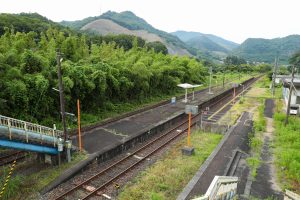 JR美祢線・南大嶺駅のホーム全景（山口県美祢市）