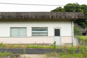JR美祢線・南大嶺駅の駅舎外観をホーム側から（山口県美祢市）