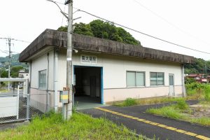 JR美祢線・南大嶺駅の駅舎外観をホーム側から（山口県美祢市）