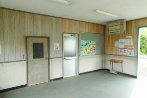 JR美祢線・南大嶺駅の待合室内装（山口県美祢市）