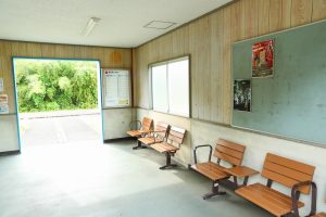 JR美祢線・南大嶺駅の待合室内装（山口県美祢市）