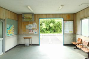 JR美祢線・南大嶺駅の待合室内装（山口県美祢市）