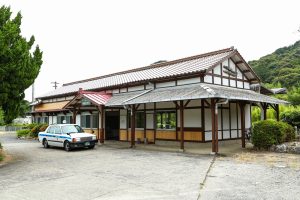 JR美祢線・長門湯本駅の駅舎の外観（山口県長門市）
