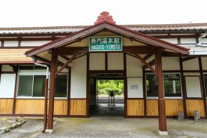 JR美祢線・長門湯本駅の駅舎外観（山口県長門市）