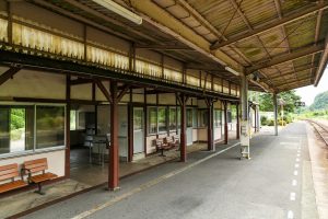 JR美祢線・長門湯本駅の駅舎ホーム側（山口県長門市）
