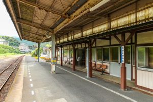 JR美祢線・長門湯本駅の駅舎ホーム側（山口県長門市）