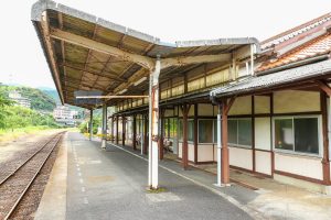 JR美祢線・長門湯本駅の駅舎ホーム側（山口県長門市）