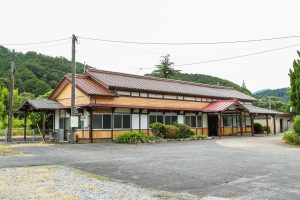 JR美祢線・長門湯本駅の駅舎の外観（山口県長門市）