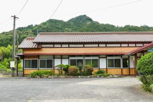 JR美祢線・長門湯本駅の駅舎の外観（山口県長門市）