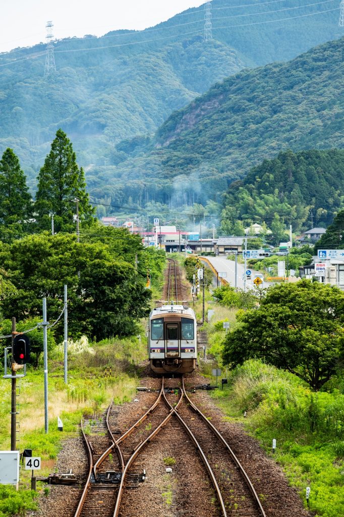 JR美祢線・於福駅より長門市方を望む（山口県美祢市）