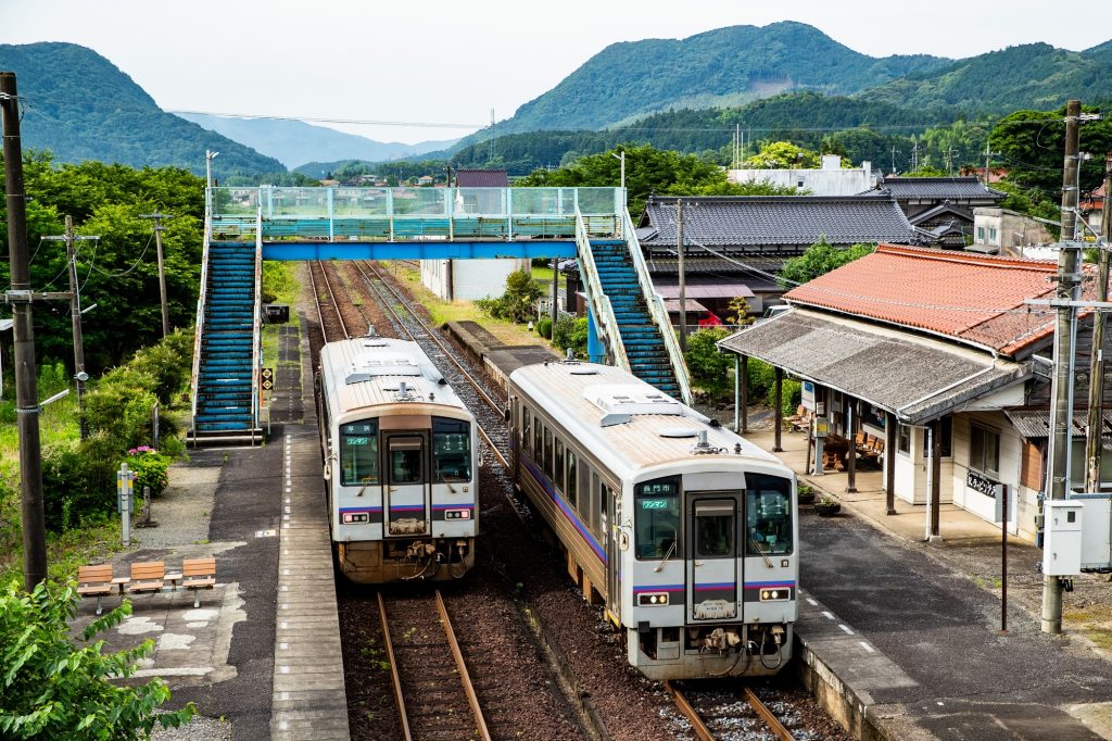 JR美祢線・於福駅にて交換する美祢線列車キハ120（山口県美祢市）