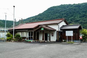 JR美祢線・於福駅の駅舎外観（山口県美祢市）