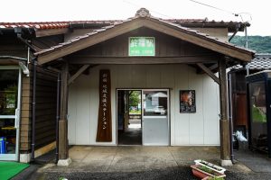 JR美祢線・於福駅の駅舎入口（山口県美祢市）