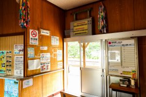 JR美祢線・於福駅の待合室（山口県美祢市）