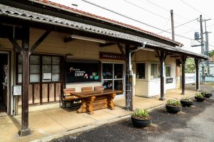JR美祢線・於福駅の駅舎をホーム側から（山口県美祢市）