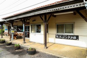JR美祢線・於福駅の駅舎をホーム側から（山口県美祢市）
