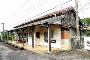JR美祢線・於福駅の駅舎をホーム側から（山口県美祢市）