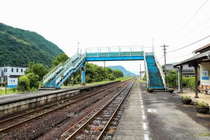 JR美祢線・於福駅の跨線橋（山口県美祢市）