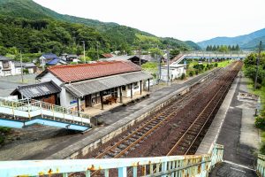JR美祢線・於福駅のホームを跨線橋から（山口県美祢市）